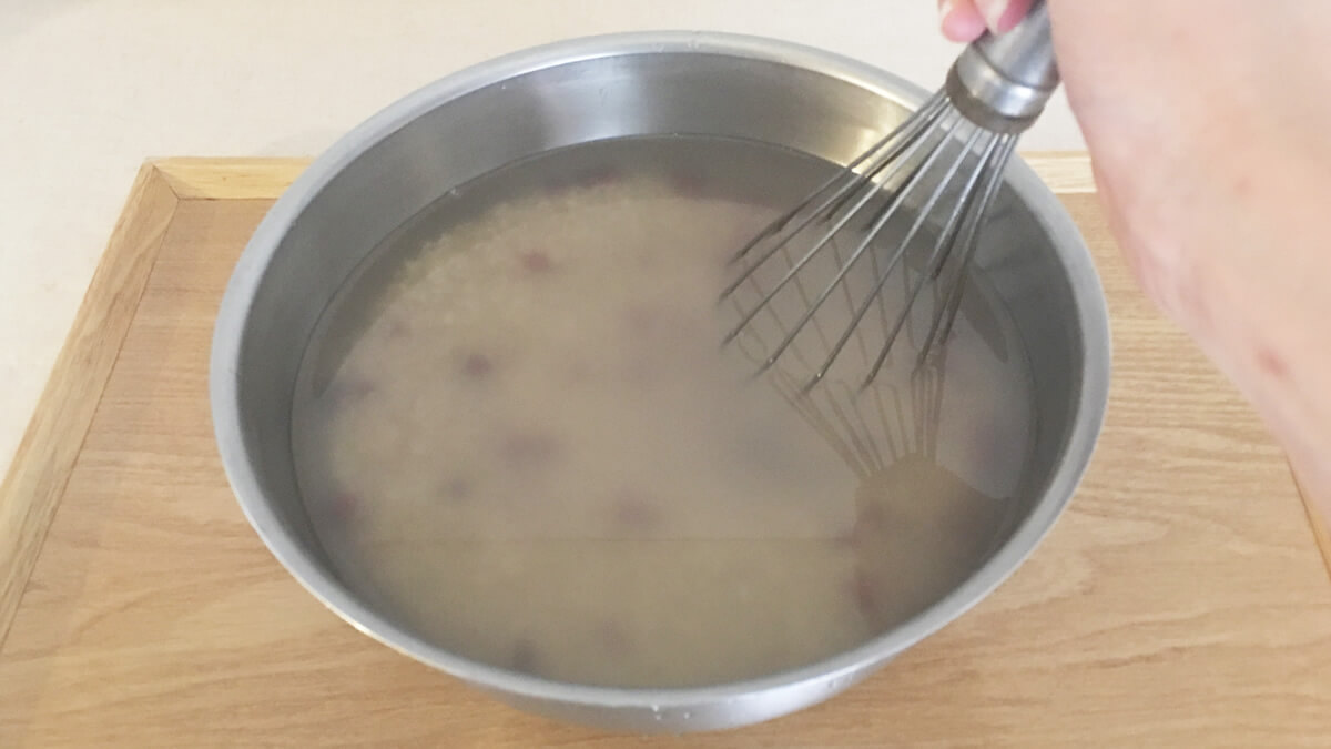５分間かき混ぜて白く濁った、炊く前の酵素玄米